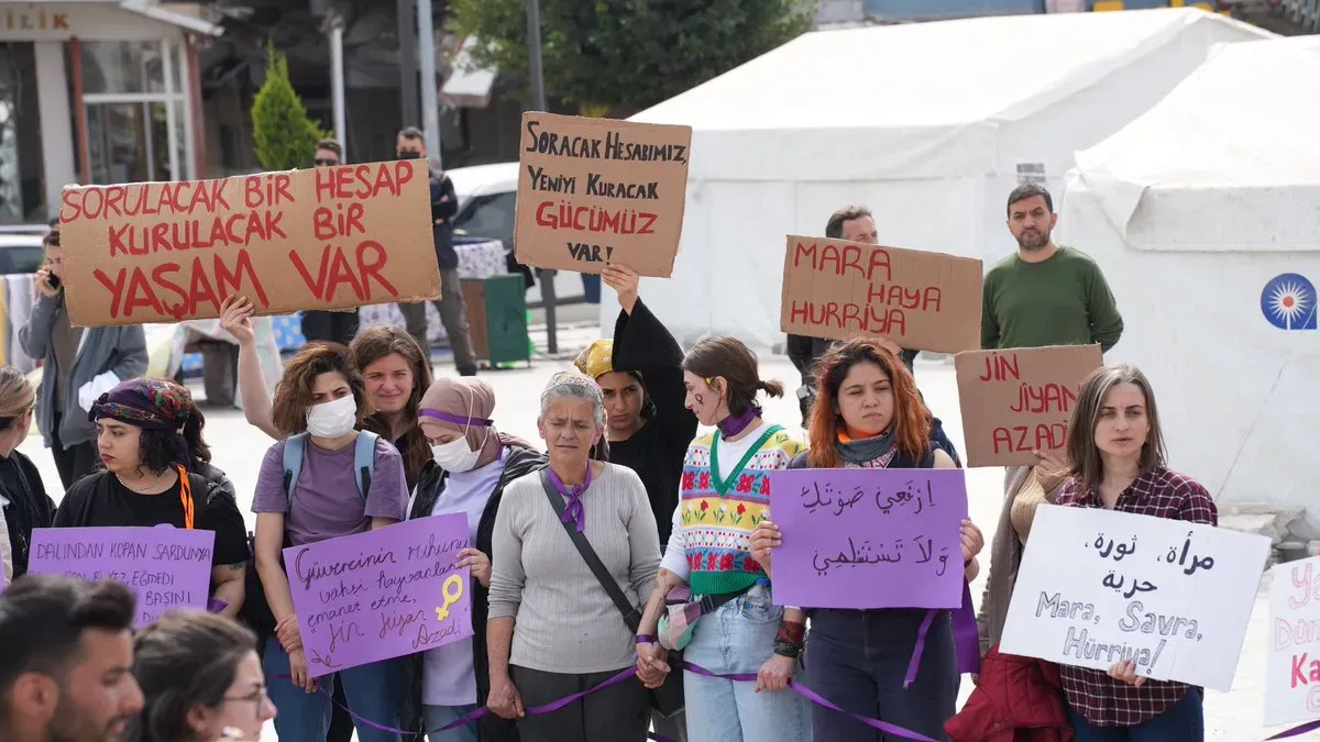 Hatay Emekçi Kadınlar Sıcak Havada Tandırda Çalışıyor