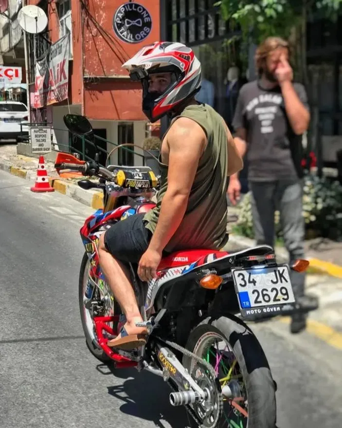 Motosikletli Maganda: Otomobilin Aynamasını Kırdı