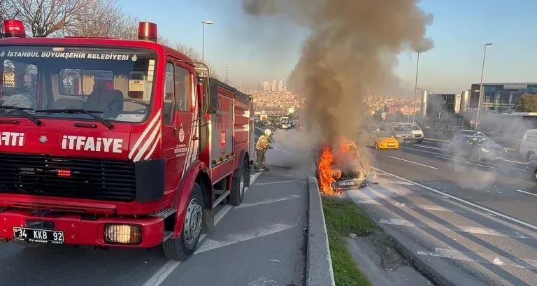 İstanbul'da Araç Yangını: Alev Alev Yandı