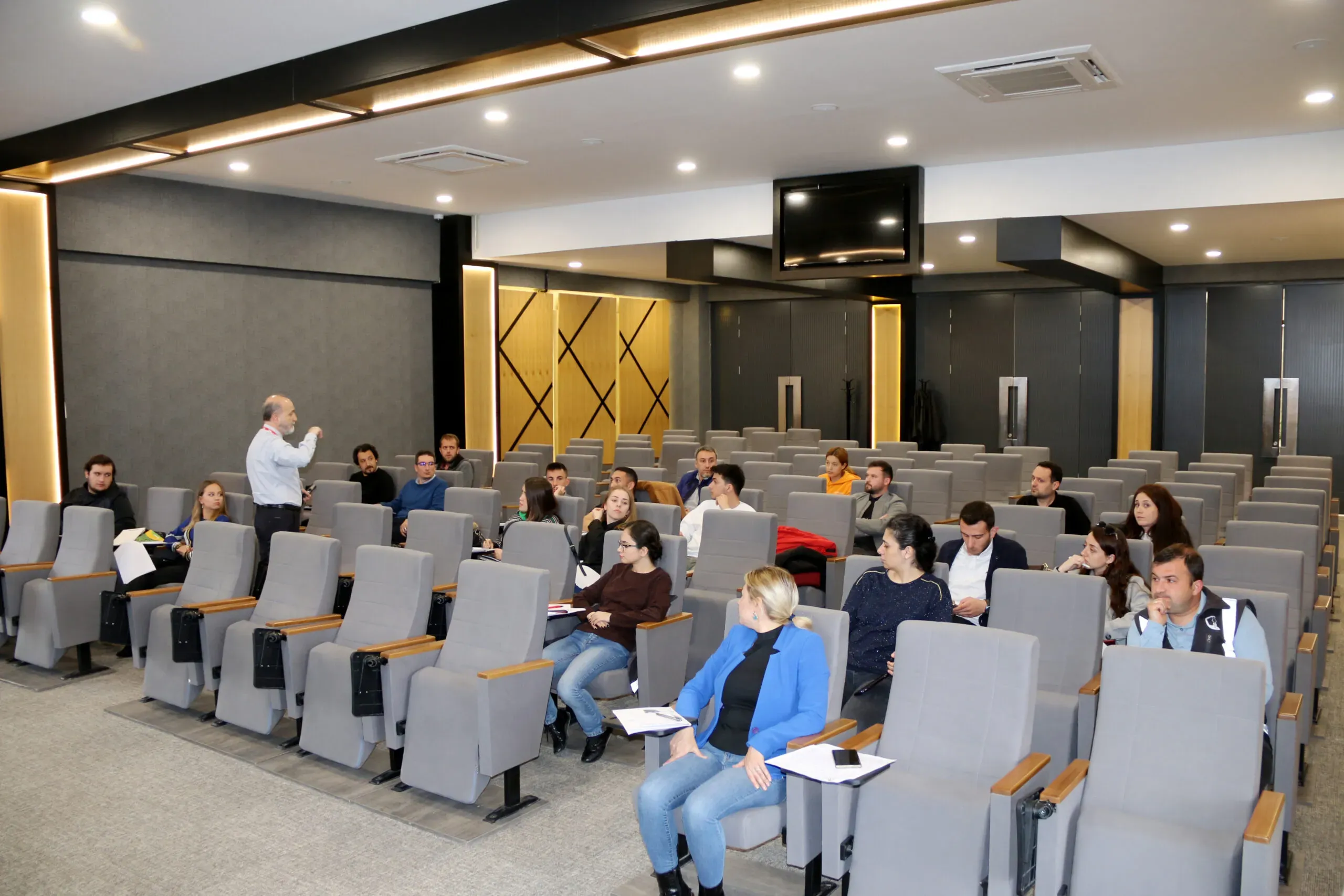Eğitimde bütçe yönetimi: sınıf için maliyet düşürme ipuçları