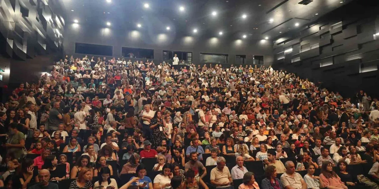 Antalya Şehir Tiyatroları Yeni Sezonda Rekor Kırdı