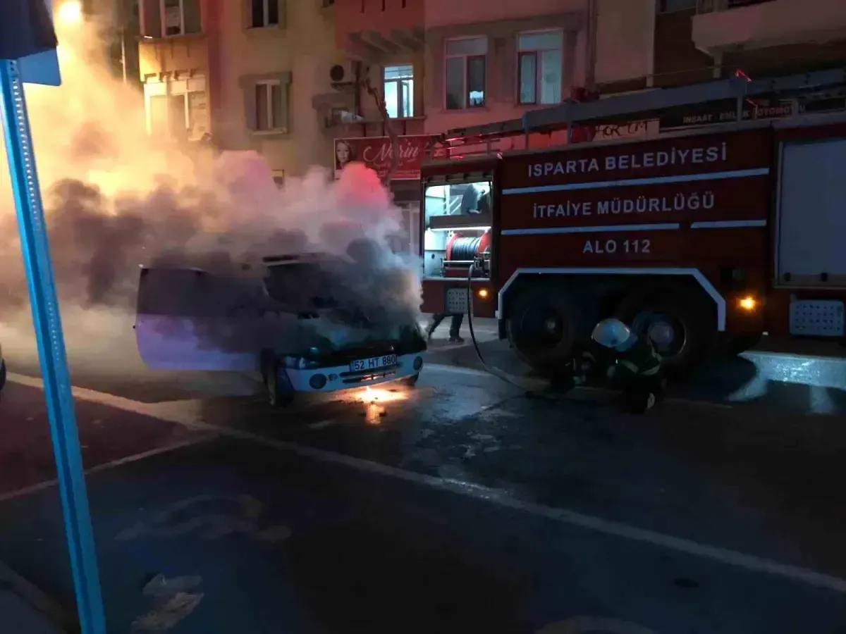 Park Halindeki Otomobil Yangını Sultangazi'de Meydana Geldi