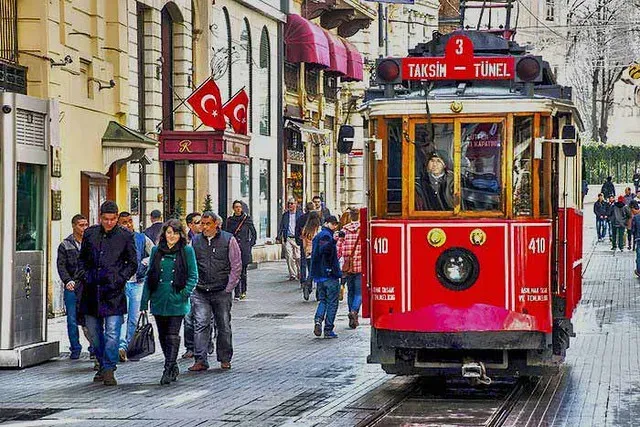 şehrimde eglence: sokak festivalleri ve açık hava etkinlikleri