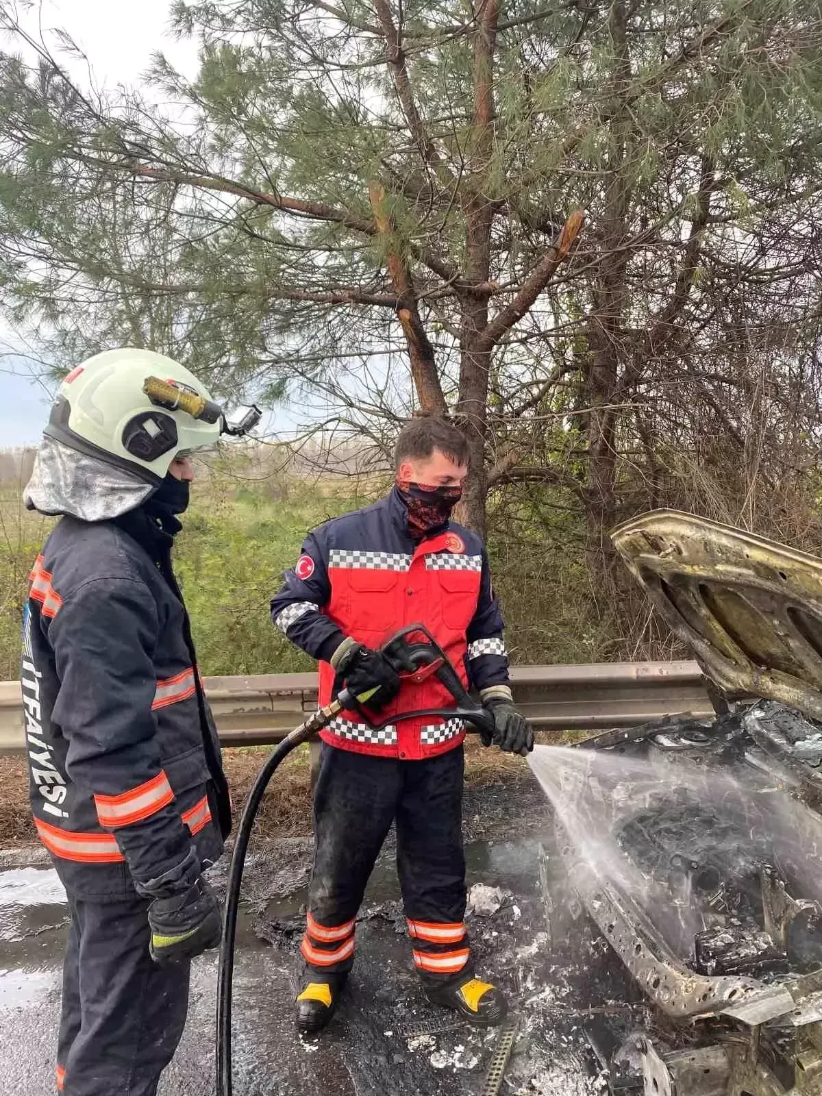 Sakarya Otomobil Yangını: Kısa Sürede Büyüdü