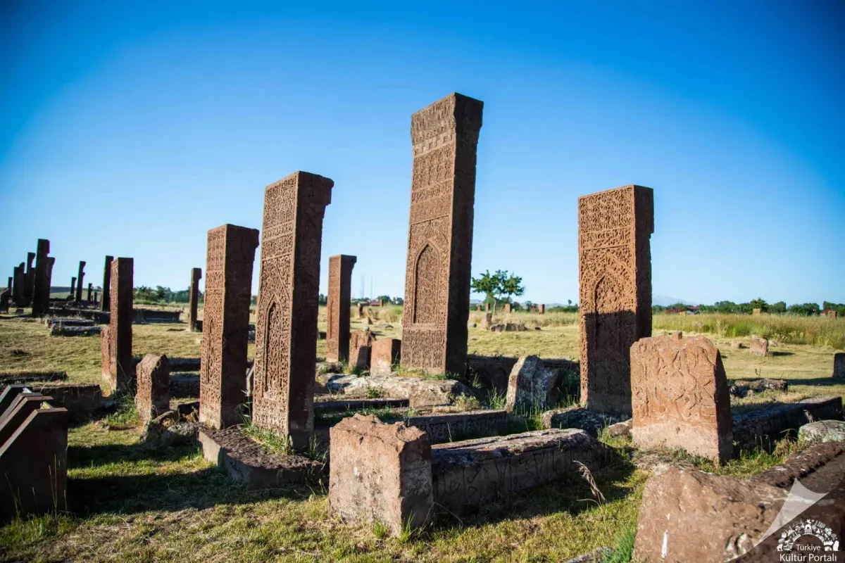 Ahlat Selçuklu Meydan Mezarlığı'nda Bayram Yoğunluğu