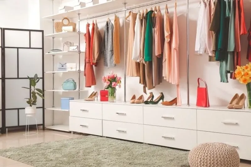 Kapsül gardırop: minimalist stil için temel parçalar