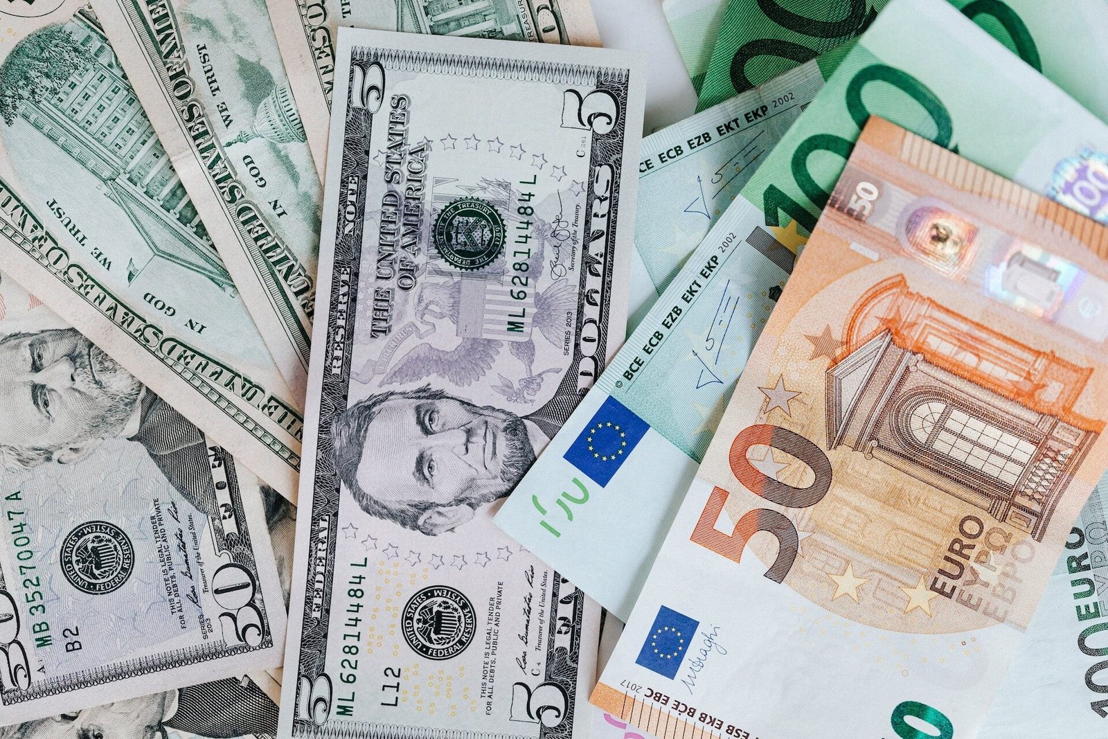 Döviz Kurlarında Sert Hareketlilik Yatırımcıları Etkiliyor