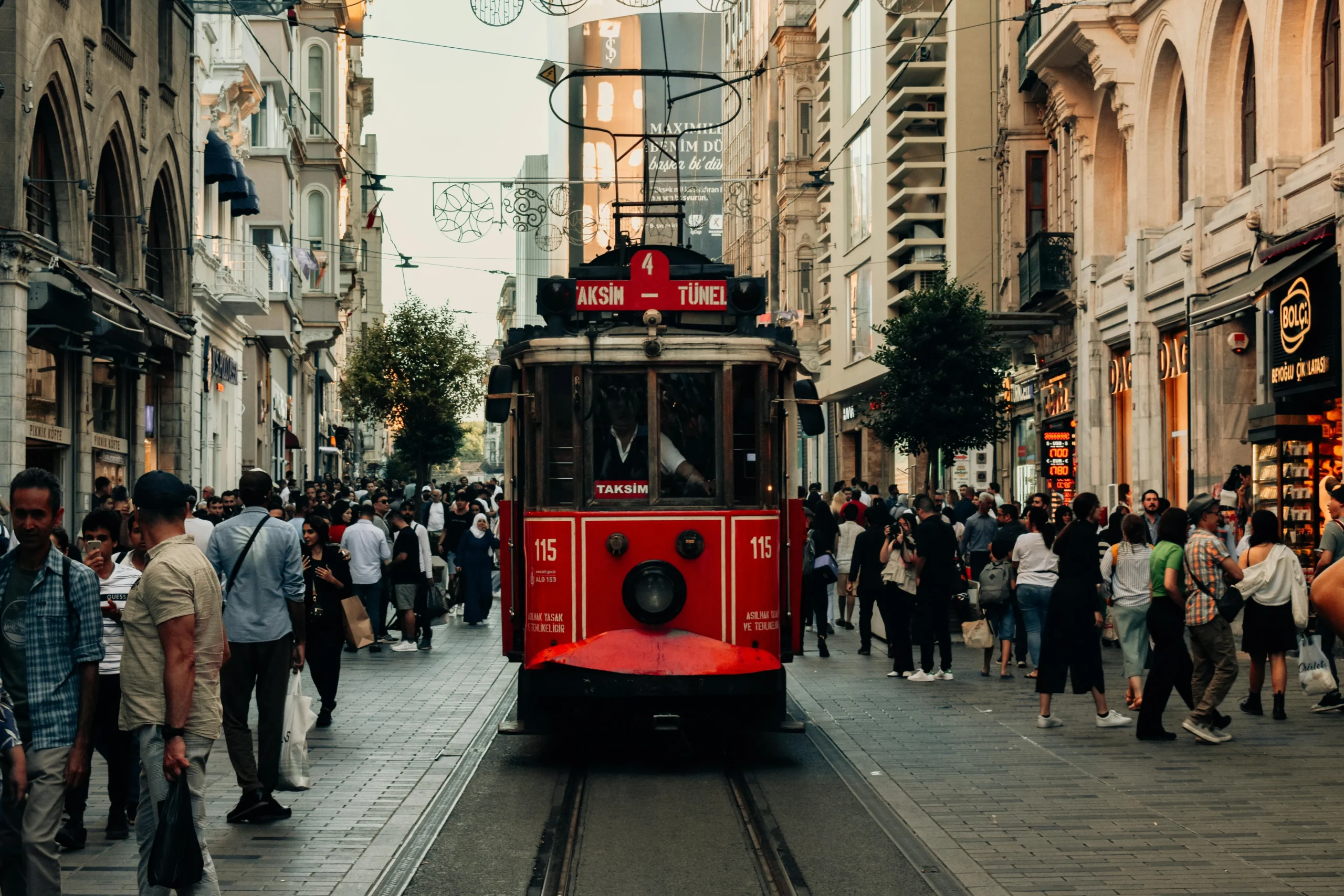 Elektrikli Araçlar: Geleceğin Ulaşım Çözümleri