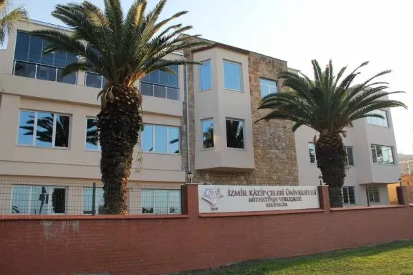 İKÇÜ Rektörlüğü: HÜDAPAR Bayrağına Sessiz Kalıyor