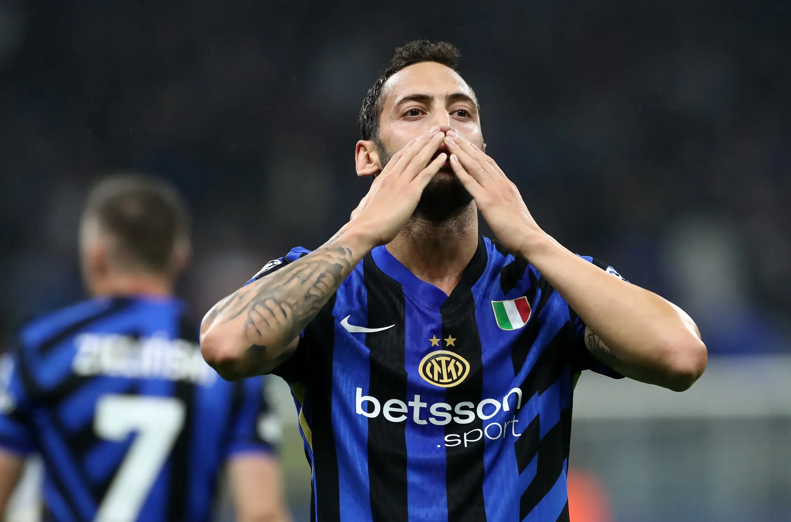 Hakan Çalhanoğlu'na Arda Turan'dan Destek Mesajı