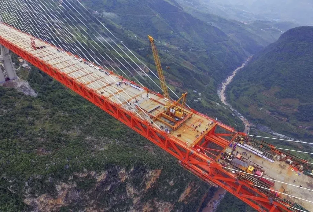 Dünyanın En Yüksek Köprüsü: Huajiang Kanyonu Açılıyor