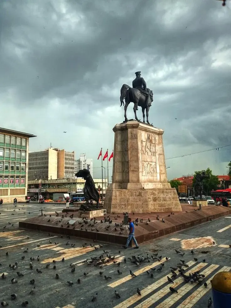 Heykel ve Küratörlük: Modern Yaklaşımlar ve Malzeme Seçimleri