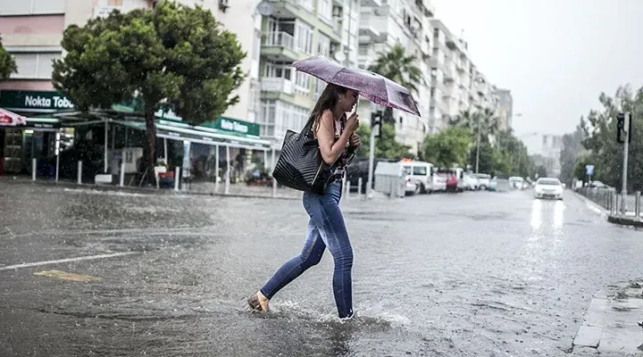 İzmir Sağanak Uyarısı: Kuvvetli Yağış ve Fırtına Bekleniyor