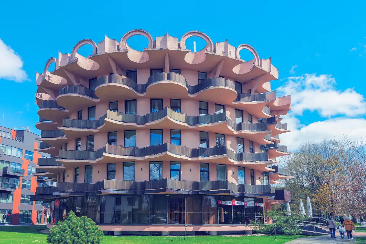 Lüksle Buluşan Sert Hatlar: Brütalist Mimari