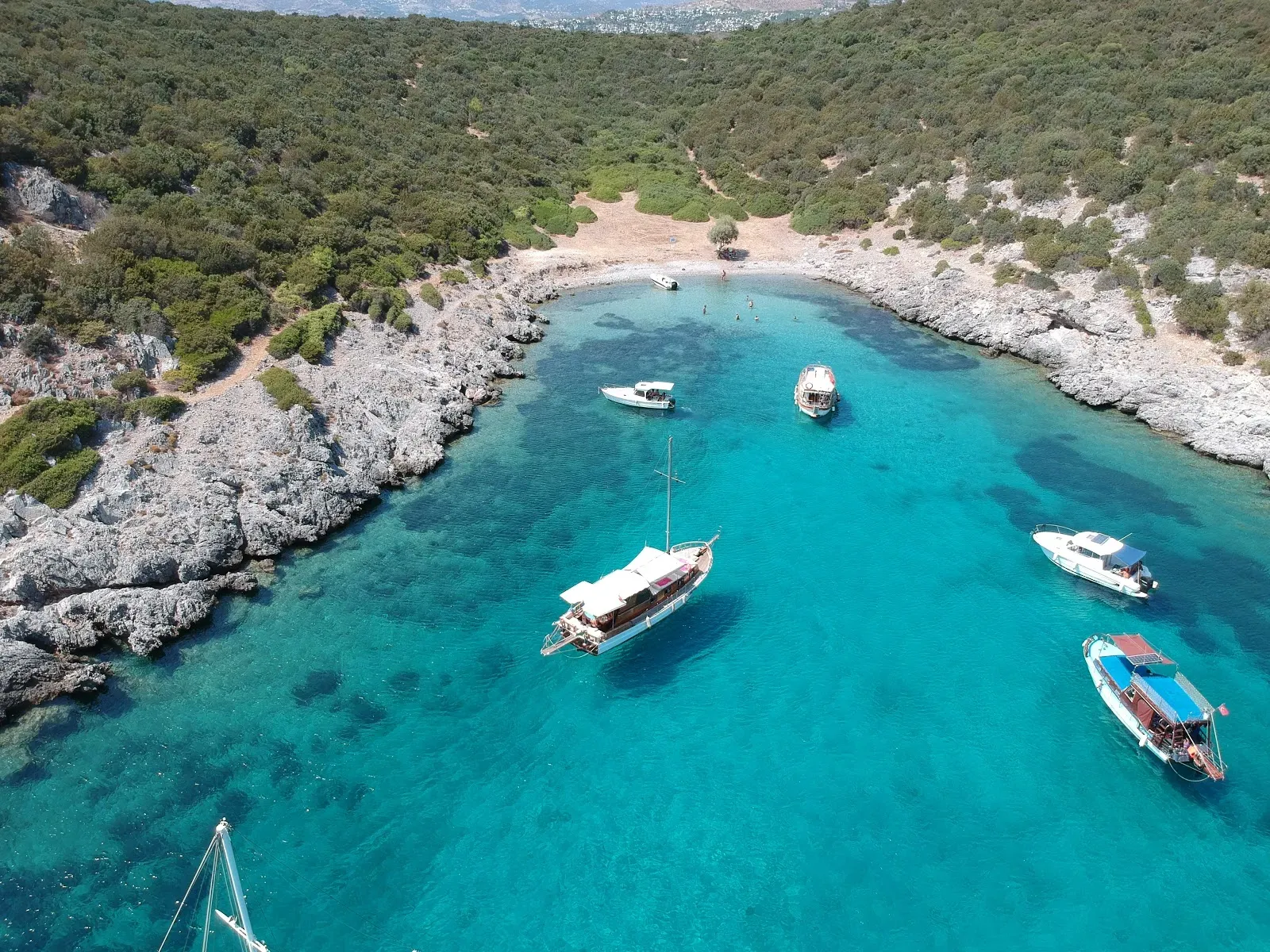 Akvaryum Koyu: Antalya'nın Doğal Cenneti