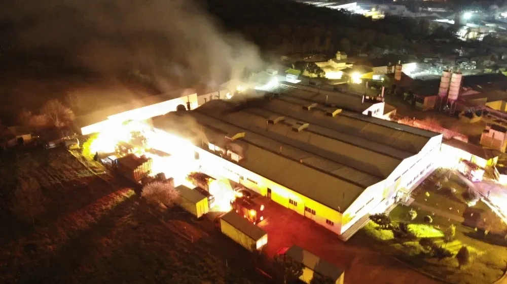 Çekmeköy Fabrika Yangını: İtfaiye Ekipleri Müdahale Etti