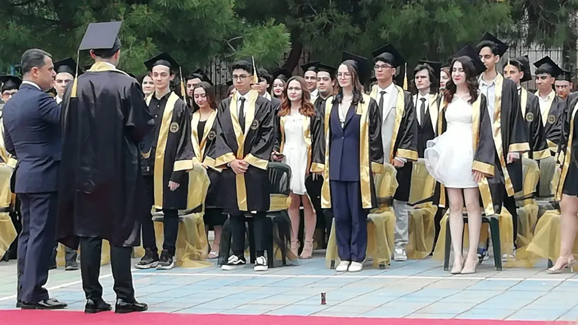 Mezuniyet Töreni: Eğitime Veda Eden Öğrenciler